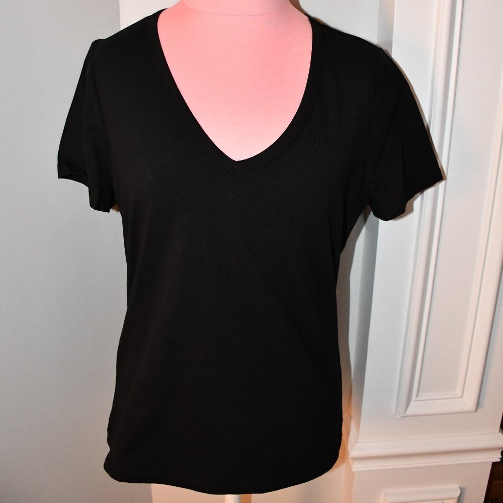 A Loves A V neck Tee In Black Size: MED #R2135NJS